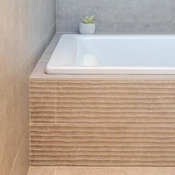 Heverlee - betegeling badkamer met inloopdouche en bad, nieuwbouw